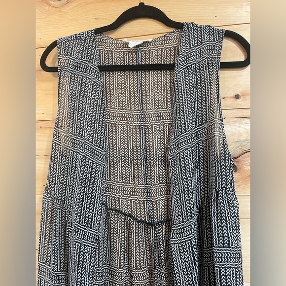 BCBGeneration sleeveless kimono/duster in size Medium. Black and white design - Picture 4 of 5